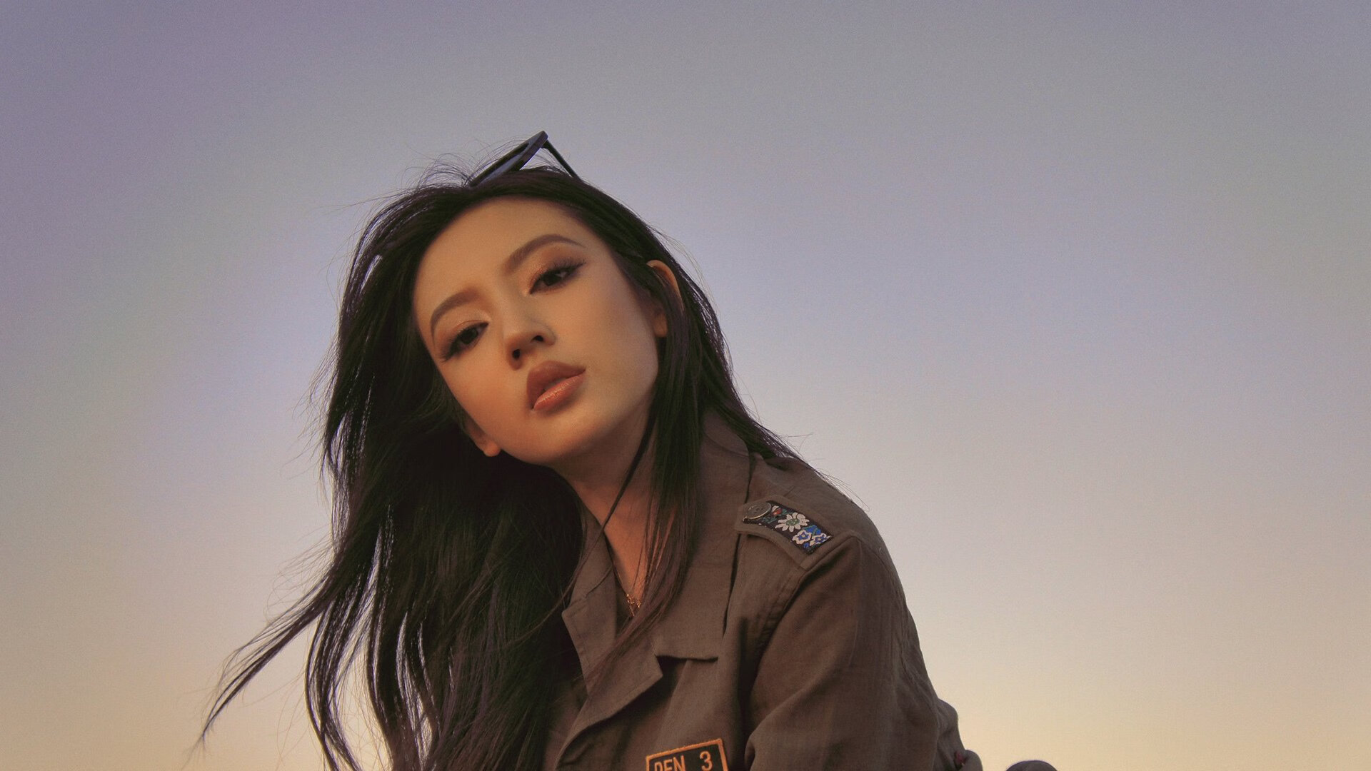 摩洛哥骑手阿米尔·本·哈桑在2024年巴黎奥运会三项赛中获得第20名，展现出色表现。