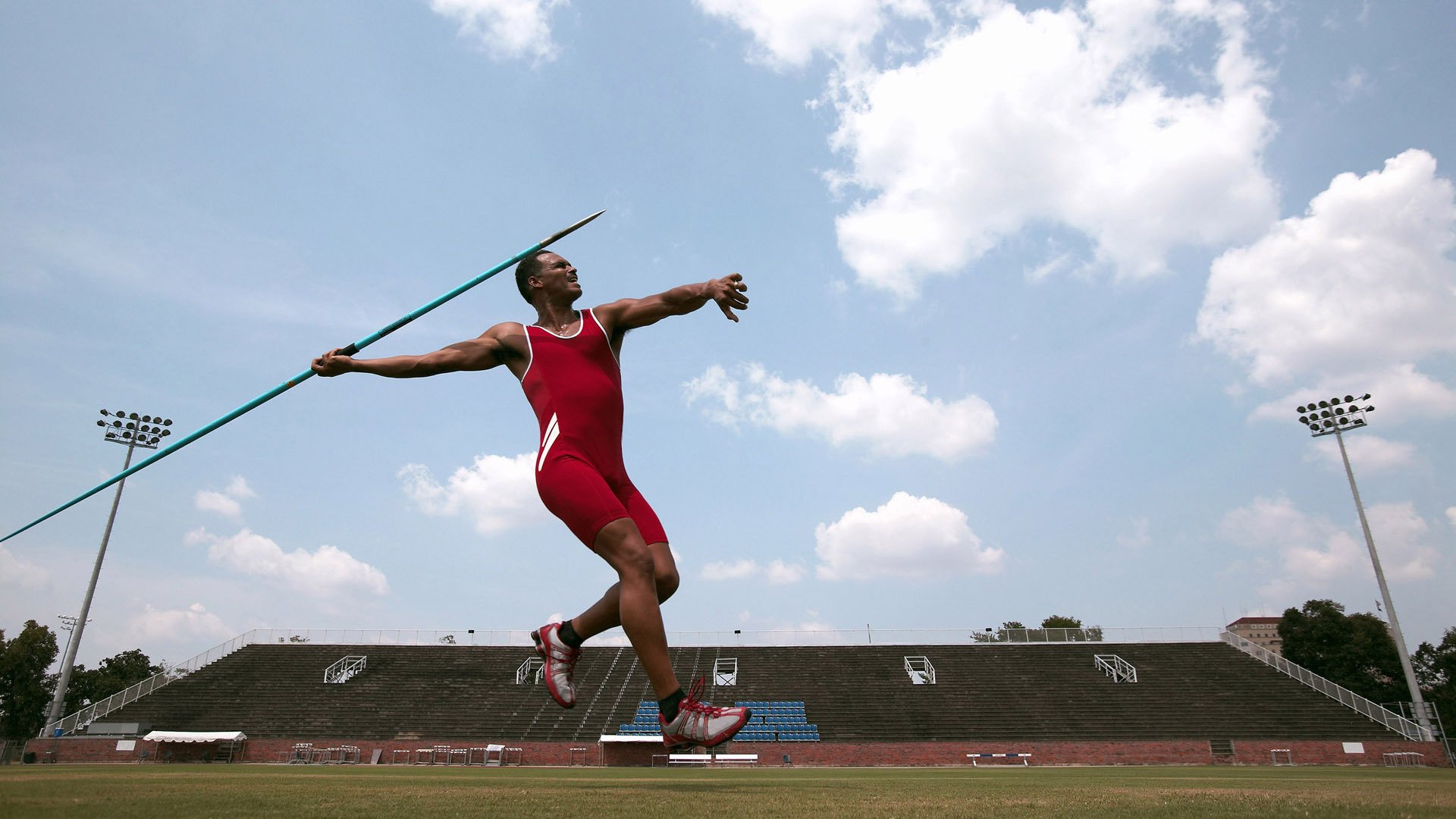 德甲俱乐部球场停车配套升级对周边商圈的带动效益，德甲足球场大小标准